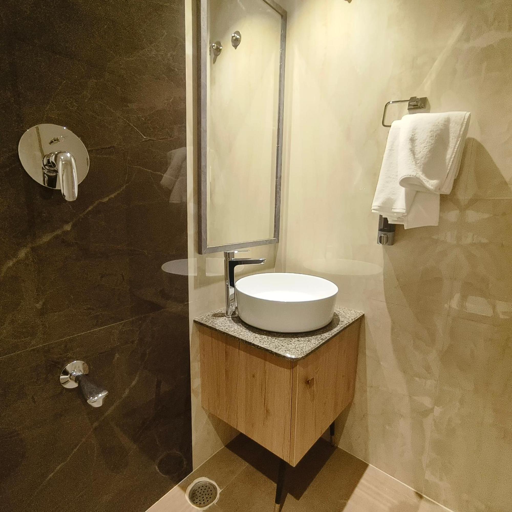 Olive Hotel Le Opera By Embassy Group Bangalore Eksteriør bilde